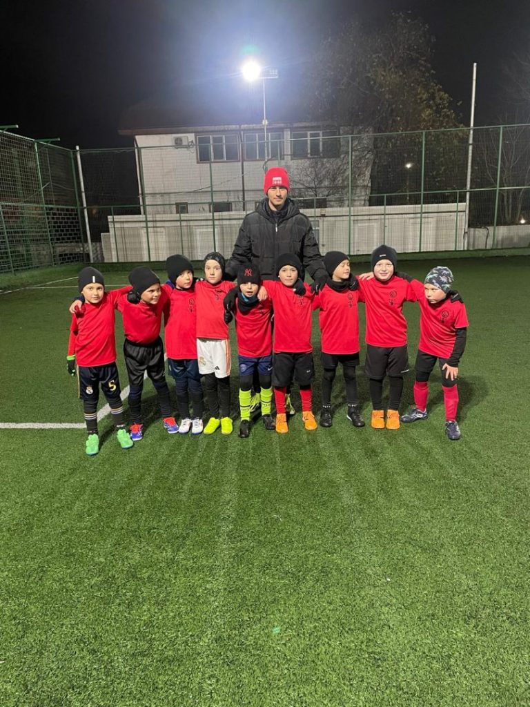 Dumitru Eduard Andrei, antrenor la ACS Sud Dobroești, grupa de copii 2016–2017: de ce a ales să înceapă antrenoratul la doar 19 ani 12 Dumitru Eduard Andrei, antrenor la ACS Sud Dobroești, grupa de copii 2016–2017: de ce a ales să înceapă antrenoratul la doar 19 ani