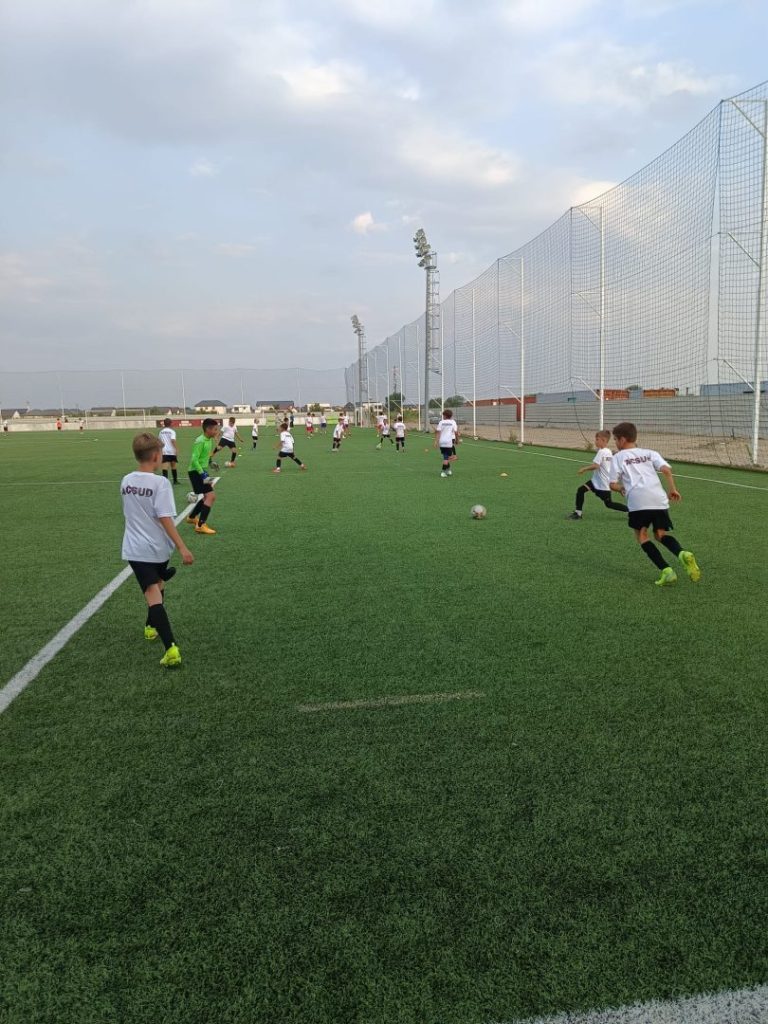 Grupa 2013–2014, model de echilibru și respect: Costin Enache formează o echipă ca o familie 1 Grupa 2013–2014, model de echilibru și respect: Costin Enache formează o echipă ca o familie