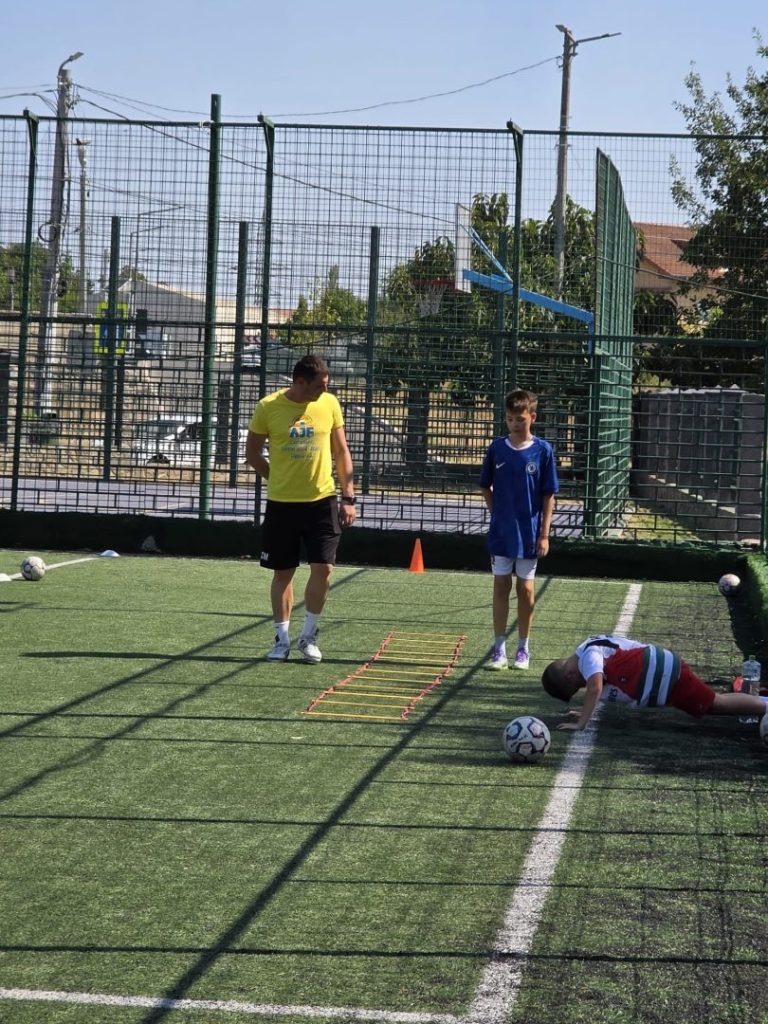 George Marinescu și Nicholas Petrescu: parteneriat sportiv pentru performanță la fotbal juniori 5 George Marinescu și Nicholas Petrescu: parteneriat sportiv pentru performanță la fotbal juniori